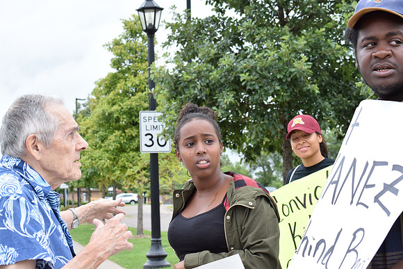 robertmatthysencouragingprotesters-tospreadout_31619353031_o